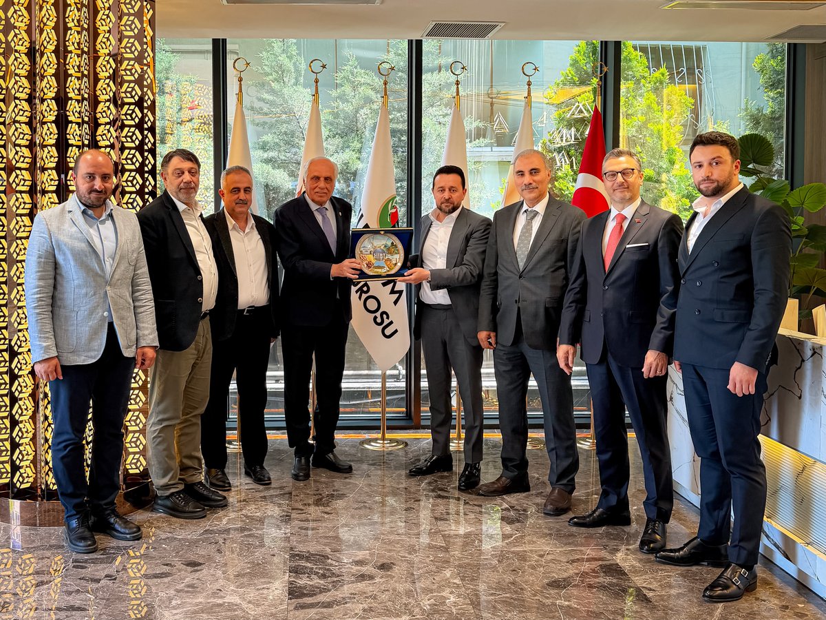 Siirtvakfi06's tweet photo. Ankara’da İnşaat alanında prestijli projelere imza atan Doğan Grup ortaklarından, kıymetli hemşehrimiz Sayın Refik Oysal’ı ziyaret ettik.

Başkanımız Sayın Afif Demirkıran ve Yönetim Kurulu Üyelerimizin katılımıyla gerçekleşen görüşmede, Vakfımız ile Doğan Grup arasında hayata geçirilebilecek iş birliği imkânları, ortak sosyal sorumluluk projeleri ve hemşehrilerimize yönelik katkı sağlayabilecek çalışmalar üzerine verimli istişarelerde bulunduk.

Nazik ev sahipliği, samimi misafirperverliği ve Vakfımıza göstermiş olduğu destek dolayısıyla Sayın Refik Oysal’a teşekkür ediyor, iş hayatındaki başarılarının artarak devam etmesini temenni ederiz.

#siirtvakfi #siirtvakfi06 #Siirt #Ankara #dogan