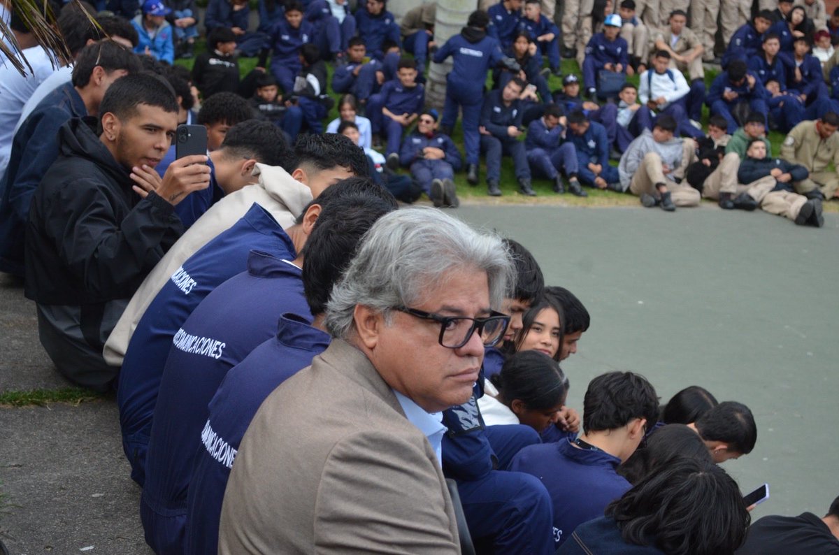 wilsonariasc's tweet photo. La cosa es haciendo. 

Como dice la canción, “Me gustan los estudiantes”:  Ayer en la Universidad pedagógica, hoy en el SENA Complejo sur - Bogotá. 

Tema: la educación y el SENA en el debate político actual. https://t.co/WF9nf09qkv