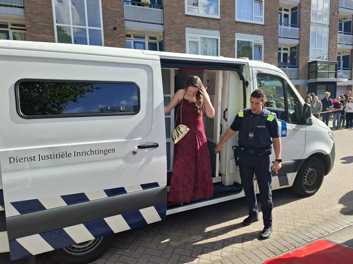 maartenmiller's tweet photo. Vanavond is het examengala van de school van (17). De kandidaten zijn niet alleen heel chique gekleed, maar ze arriveren traditiegetrouw ook met bijzondere vervoermiddelen bij het feest. #Gouda https://t.co/erfnhXiIuF