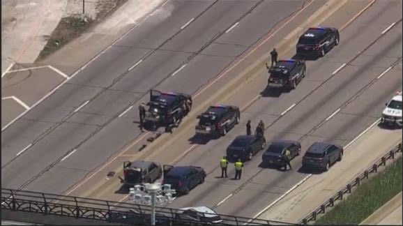 CourtSpinelliTV's tweet photo. #BREAKING: Eisenhower Expressway (I-290) remains closed in both directions due to an investigation involving bomb technicians and investigators from several agencies near Mannheim. Authorities confirm a person is dead inside an SUV. @WGNNews @WGNMorningNews