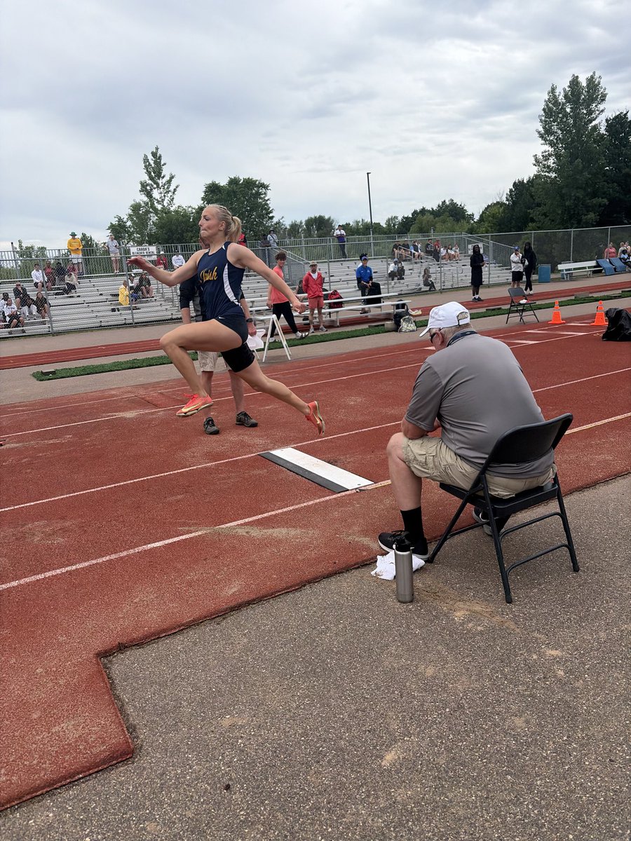 hatleli's tweet photo. Abby Essler is the state runner-up in the long with a PR of 18’9”☘️ https://t.co/SDDlsNLMjl