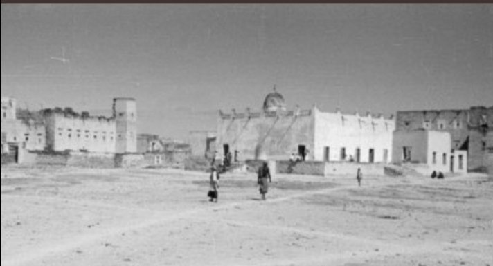 WgGtr4's tweet photo. "ثقافة"

قديما في مدينة صلالة كانت صلاة الجمعة تقام فقط بالمسجد الجامع المتأسس قبل٧٠٠سنة!ويأتي إليه من كل أحيائها وضواحيها!
وبسبب تغييرات سياسية وإجتماعية أضيفت الجمعة بضواحيها الحافة والدهاريز وعوقد!
كما كانت للمدينة ومنها لا زالت مقابرواحدة كالرباط ثم باعلوي وبن عفيف وغيرها! https://t.co/klGLe4wGfD