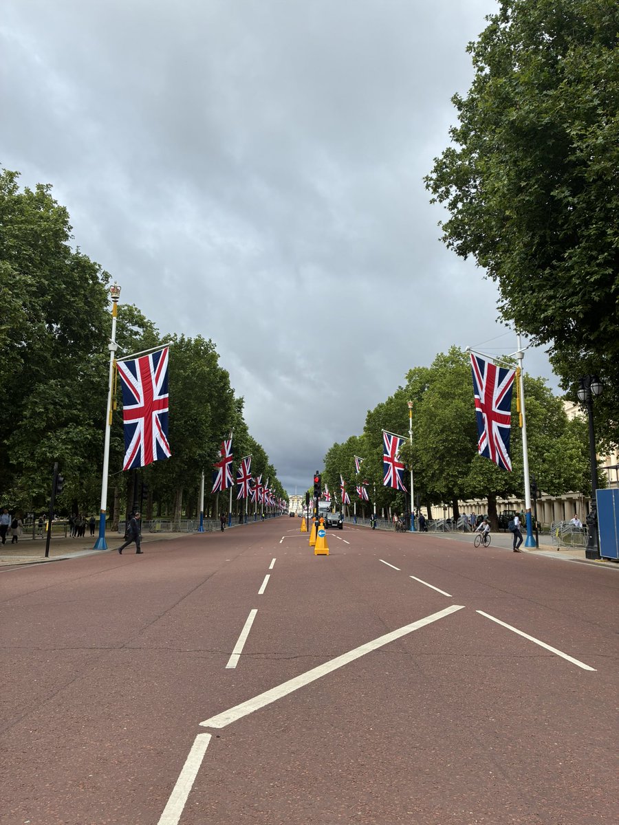 VickyPorter_UK's tweet photo. Nice to be back in London accompanying a Kenyan delegation. Beautiful sights on the Mall this morning ahead of the Colonel’s Review this weekend. There was only one flag I needed to hunt down… 🇰🇪 https://t.co/TmJZpSYVlU