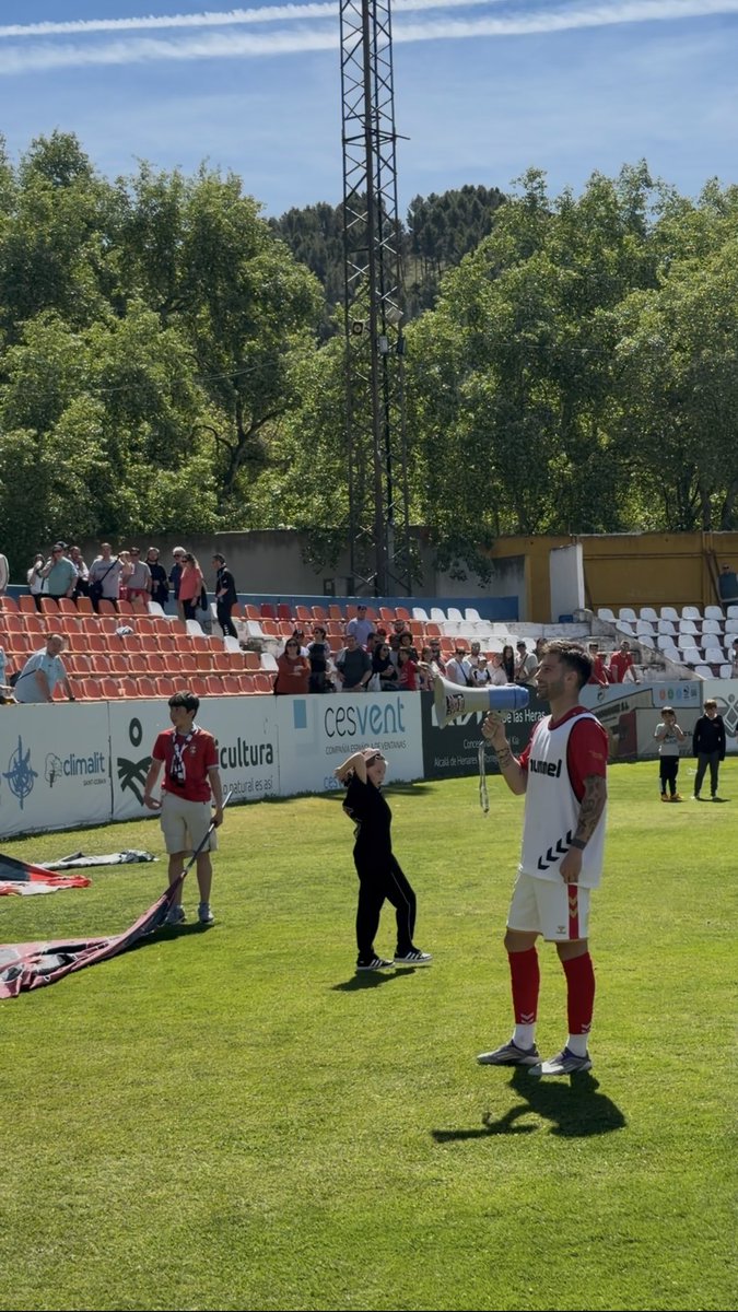 BRG89ALC's tweet photo. Has sido siempre el ejemplo y los valores que representan a nuestro club. Fuerza, garra y calidad, siempre han ido contigo. Pero al margen de eso, te consideramos uno de los nuestros, en nuestro fondo siempre tendrás tu sitio. Te deseamos todo lo mejor en tu futuro. ¡GRACIAS! https://t.co/la8koNUtah
