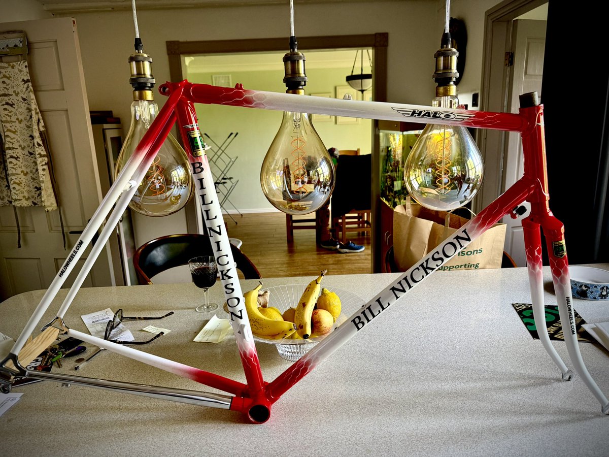 _57dB's tweet photo. This was my first hand built back in 1989. Years later I sold it to a mate, bumped into him years after that. Asked if he still had the bike, he did so I bought it back off him. Full strip down and respray/chrome and just put the Reynolds decals on to finish the frame off. The restoration is in full swing.