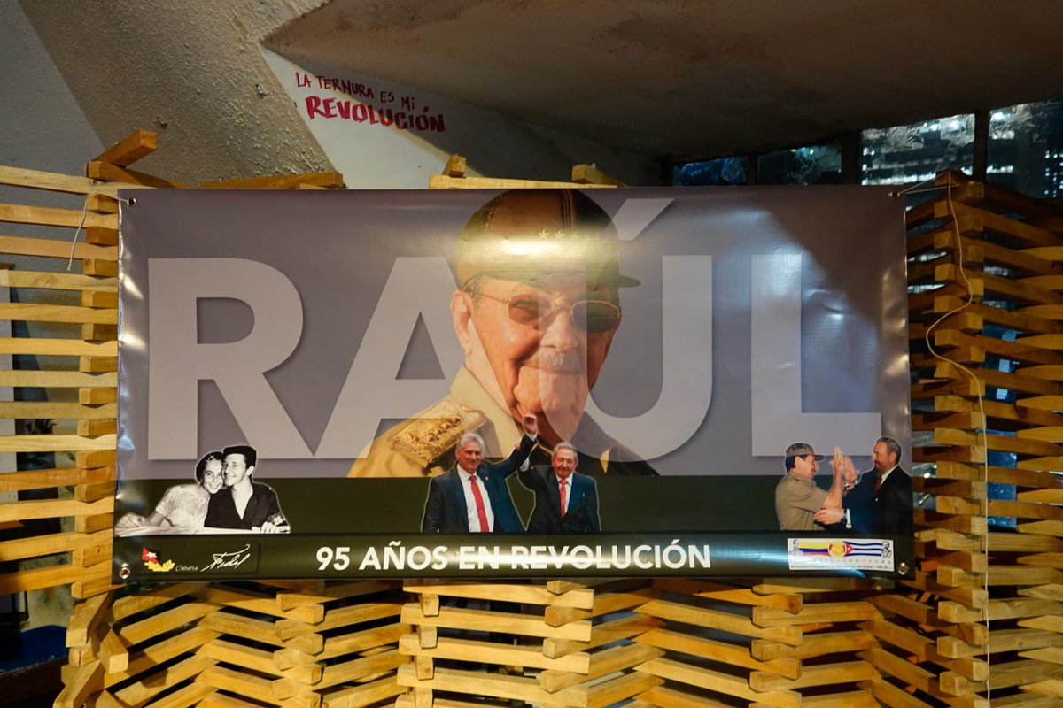 CatedraFidelCol's tweet photo. Homenaje a #Raúl por su 95 cumpleaños en Bogotá. 
Cátedra Fidel Castro Ruz - Movimiento Colombiano de solidaridad con #Cuba
Entrega de Arrayán, árbol nativo a Embajada de #Cuba   
#95DeRaúl #ConElPieEnElEstribo
@siempreconcuba @Cubanamera_ @DiazCanelB @PrensaCubCol https://t.co/4pwPxT4IoW