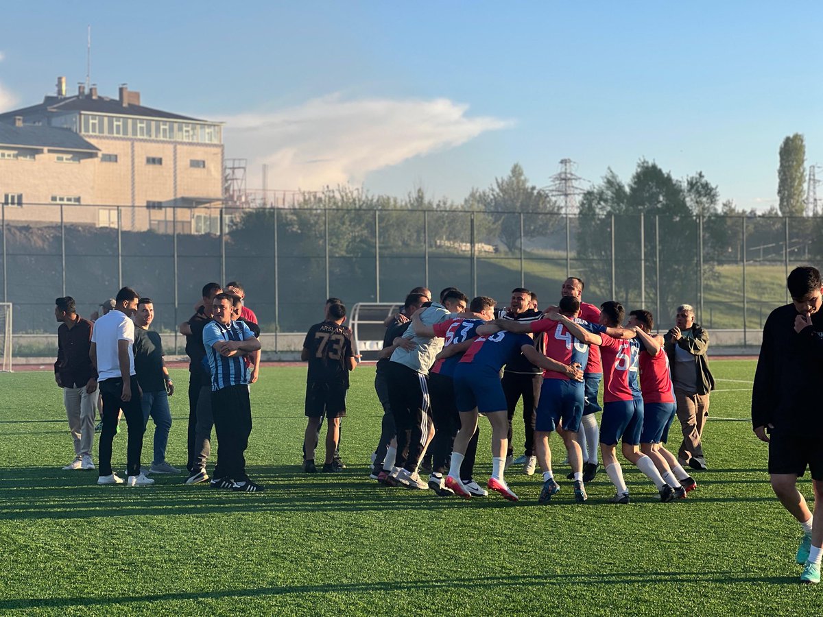 TC_imranli's tweet photo. İlçe Gençlik ve Spor Müdürlüğü tarafından düzenlenen geleneksel futbol turnuvası, büyük bir coşkuyla tamamlandı. Final karşılaşmasında Bardaklı Karakolu ile İmranlı Meslek Yüksekokulu (MYO) takımları karşı karşıya geldi.Mücadele sonunda kupayı kazanan taraf Bardaklı Karakolu oldu https://t.co/vnLPC42qtl
