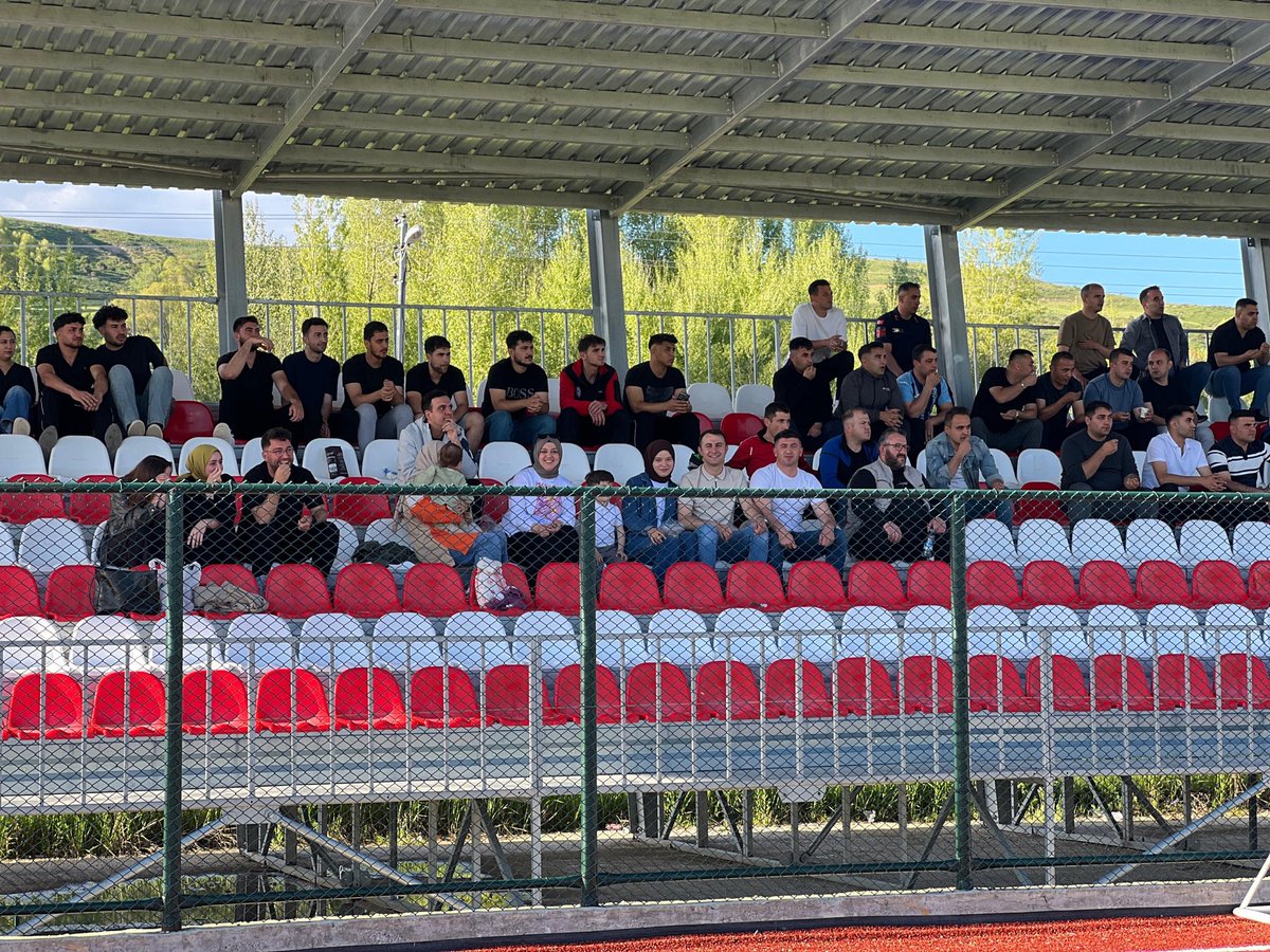 TC_imranli's tweet photo. İlçe Gençlik ve Spor Müdürlüğü tarafından düzenlenen geleneksel futbol turnuvası, büyük bir coşkuyla tamamlandı. Final karşılaşmasında Bardaklı Karakolu ile İmranlı Meslek Yüksekokulu (MYO) takımları karşı karşıya geldi.Mücadele sonunda kupayı kazanan taraf Bardaklı Karakolu oldu https://t.co/vnLPC42qtl