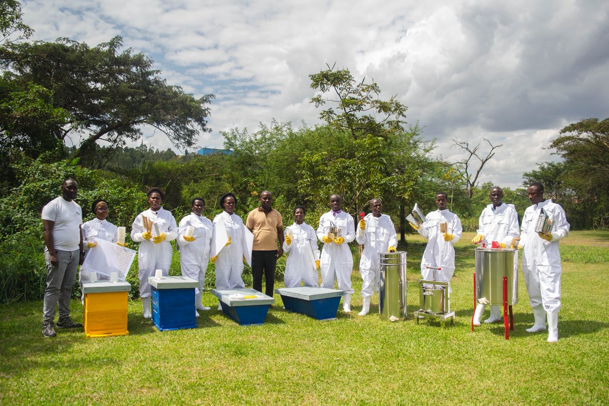 nyandungupark's tweet photo. while supporting wetland conservation.

More than equipment, this is an investment in people, biodiversity, and a greener future for all. 🍯🌿

#NyandunguEcoPark #CommunityConservation #Beekeeping #SustainableLivelihoods #WetlandRestoration #Biodiversity #RwandaGreenCity 🐝🌱 https://t.co/Hwa6Hp2zR9
