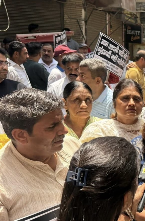 RenuBhalla8's tweet photo. 🚨 क्या जनता की सेवा करने वाले कर्मचारी सुरक्षित हैं?

तिलक नगर (कृष्णापुरी) में MCD कर्मचारी के साथ हुई कथित मारपीट ने कई सवाल खड़े कर दिए हैं। एक ऑन-ड्यूटी कर्मचारी के साथ हुई इस घटना के विरोध में पीड़ित कर्मचारी के समर्थन में आवाज़ उठाई गई। https://t.co/v8ywZrNONz
