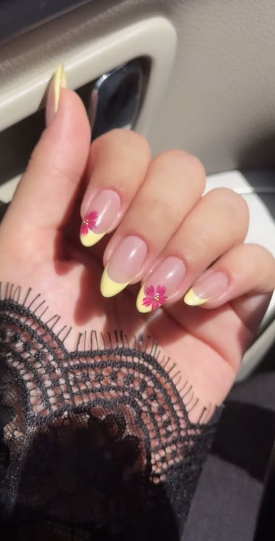 G6b__'s tweet photo. 💛💅🏻🌸 https://t.co/Xu00n1kaIW