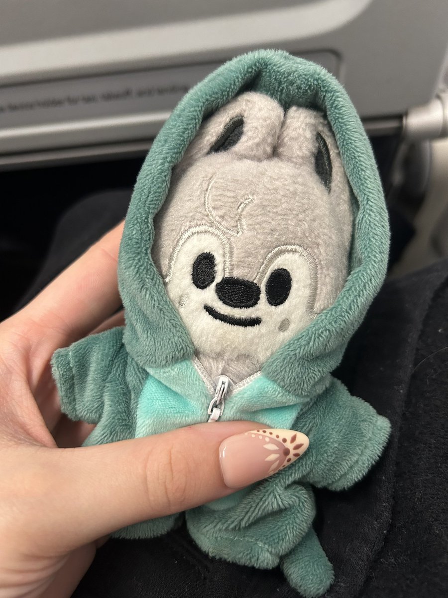 blondechans's tweet photo. on da plane :3 see you in about three hours new york!! https://t.co/6YThjZSi5W