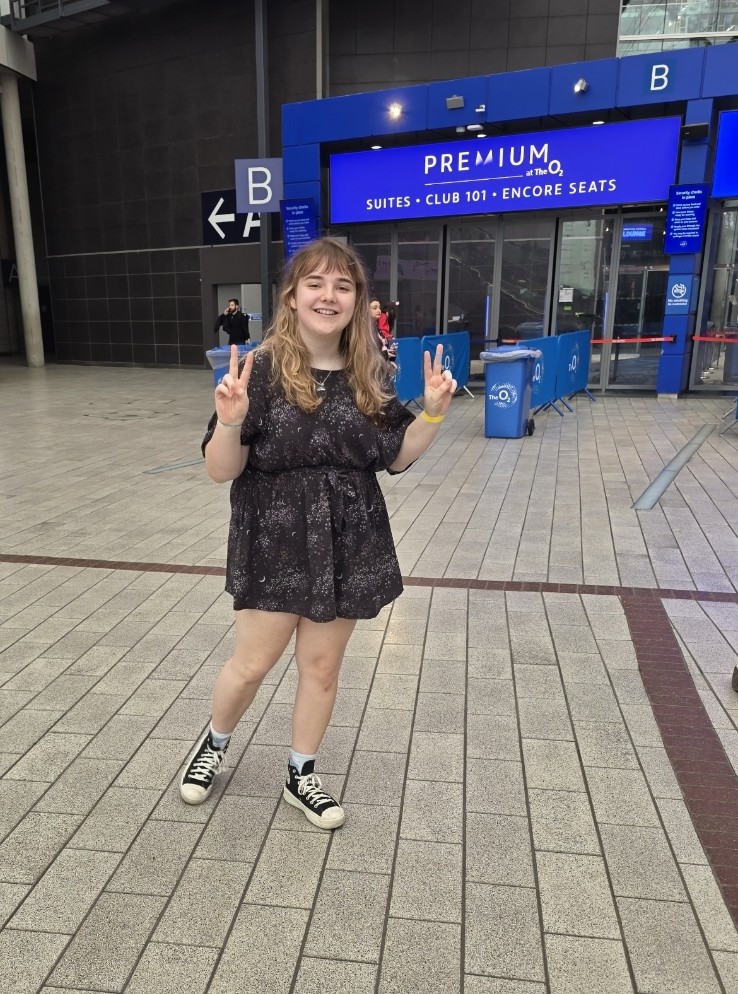 olibee_'s tweet photo. series of happy coincidences have left me standing here at the barrier for TWICE genuinely a dream come true to even BE seeing them live let alone this close, I'm going to be incredibly annoying tonight @JYPETWICE @JYPETWICE_JAPAN https://t.co/jYcxxR4t5T