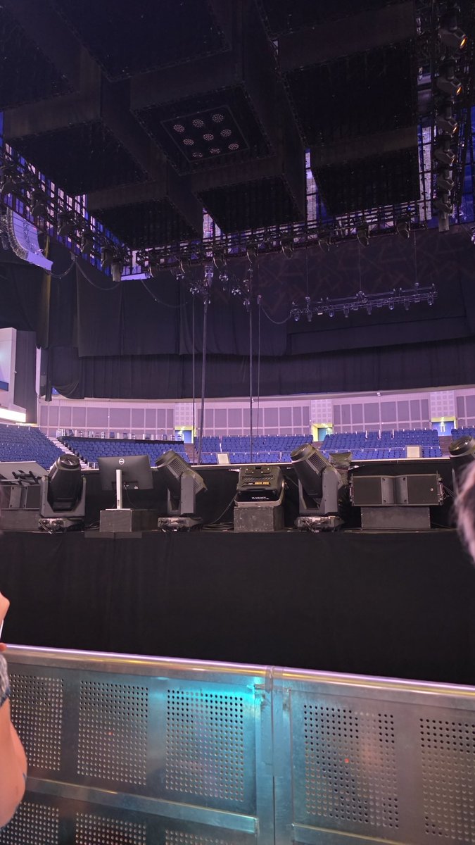 olibee_'s tweet photo. series of happy coincidences have left me standing here at the barrier for TWICE genuinely a dream come true to even BE seeing them live let alone this close, I'm going to be incredibly annoying tonight @JYPETWICE @JYPETWICE_JAPAN https://t.co/jYcxxR4t5T