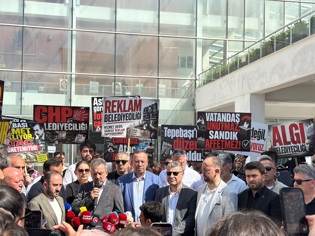 sertunc84's tweet photo. Tepebaşı Belediyesi’nde artık kriz yönetilemez bir noktaya ulaşmıştır. Salı günü belediye meclisinde yaşanan olaylar, ‘tuz koktu’ sözünün en açık göstergesi olmuştur. Kamuoyunun cevap beklediği onlarca soru ortadayken; baskıyla, sloganlarla ve gerginlikle gerçeklerin üzeri örtülmeye çalışılmıştır.

Bugün Tepebaşı halkı şunu açıkça sormaktadır:
Aşevi üzerinden gündeme gelen iddialar neden açıklığa kavuşturulamamaktadır?
Neden belediye başkan yardımcıları, özel kalem müdürü ve çeşitli müdürlüklerle ilgili süreçler kamu vicdanını rahatsız edecek boyuta ulaşmıştır?
Neden hizmet konuşulması gereken Tepebaşı Belediyesi artık soruşturmalarla anılır hale gelmiştir?

Vatandaş yol ister, hizmet ister, şeffaflık isterken; belediye yönetimi algı ve reklam siyasetiyle günü kurtarma çabasına girmiştir. Ancak gerçekler artık gizlenememektedir.

Tepebaşı’nın sokaklarında çukur büyürken, vatandaş belediyeden hizmet beklerken; belediye yönetimi kendi iç krizleriyle boğuşmaktadır. Demokrasi nutukları atanların, mecliste farklı fikirlere tahammül gösterememesi ise yaşanan çöküşün en net göstergesidir.

Bugün mesele siyaset değil, Tepebaşı’nın geleceğidir.
Mesele parti değil, 400 bin vatandaşın hakkıdır.
Ve artık vatandaş hesap sormaktadır:

Tepebaşı Belediyesi neden yönetilemez hale gelmiştir?