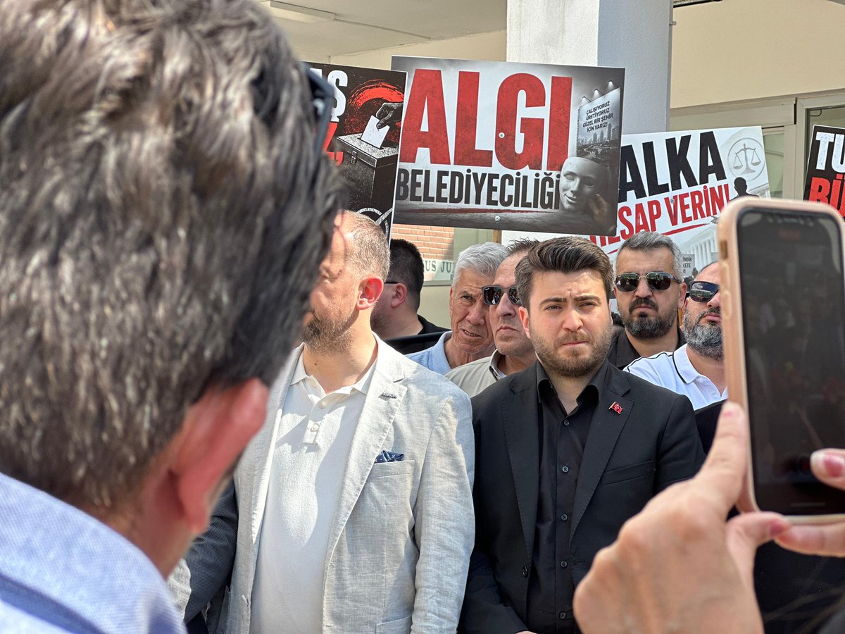 sertunc84's tweet photo. Tepebaşı Belediyesi’nde artık kriz yönetilemez bir noktaya ulaşmıştır. Salı günü belediye meclisinde yaşanan olaylar, ‘tuz koktu’ sözünün en açık göstergesi olmuştur. Kamuoyunun cevap beklediği onlarca soru ortadayken; baskıyla, sloganlarla ve gerginlikle gerçeklerin üzeri örtülmeye çalışılmıştır.

Bugün Tepebaşı halkı şunu açıkça sormaktadır:
Aşevi üzerinden gündeme gelen iddialar neden açıklığa kavuşturulamamaktadır?
Neden belediye başkan yardımcıları, özel kalem müdürü ve çeşitli müdürlüklerle ilgili süreçler kamu vicdanını rahatsız edecek boyuta ulaşmıştır?
Neden hizmet konuşulması gereken Tepebaşı Belediyesi artık soruşturmalarla anılır hale gelmiştir?

Vatandaş yol ister, hizmet ister, şeffaflık isterken; belediye yönetimi algı ve reklam siyasetiyle günü kurtarma çabasına girmiştir. Ancak gerçekler artık gizlenememektedir.

Tepebaşı’nın sokaklarında çukur büyürken, vatandaş belediyeden hizmet beklerken; belediye yönetimi kendi iç krizleriyle boğuşmaktadır. Demokrasi nutukları atanların, mecliste farklı fikirlere tahammül gösterememesi ise yaşanan çöküşün en net göstergesidir.

Bugün mesele siyaset değil, Tepebaşı’nın geleceğidir.
Mesele parti değil, 400 bin vatandaşın hakkıdır.
Ve artık vatandaş hesap sormaktadır:

Tepebaşı Belediyesi neden yönetilemez hale gelmiştir?