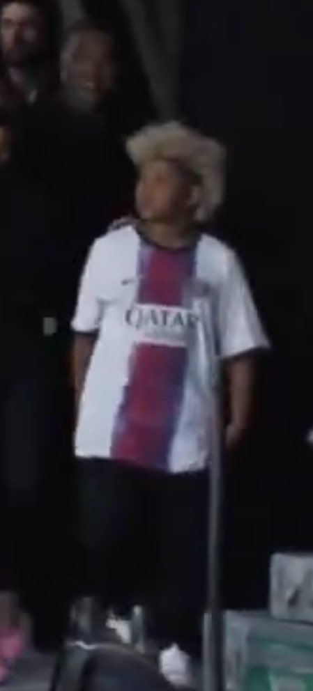 Ton_Sensei's tweet photo. C’est quoi ce poulet @nikefootball @PSG_inside sortez moi vite ce truc svp https://t.co/fdD1poBSV9