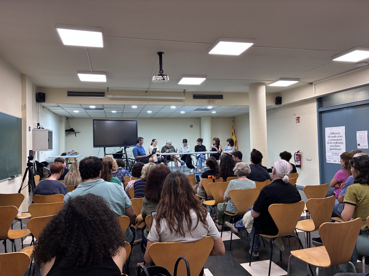 FAVBBadalona's tweet photo. Acte per el Padró, amb la @CONFAVC al Casal Cívic i Comunitari Sant Roc, Badalona https://t.co/nsk2Ka0EQV