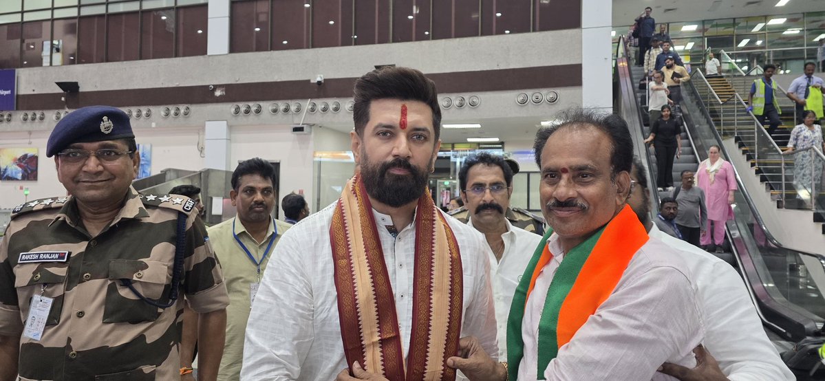 LJP4India's tweet photo. आज विशाखापट्टनम हवाई अड्डे पर पार्टी के कार्यकर्ताओं और पदाधिकारियों द्वारा राष्ट्रीय अध्यक्ष सह केंद्रीय मंत्री आदरणीय श्री @iChiragPaswan जी का भव्य स्वागत किया गया। https://t.co/q1zEIYCqt2
