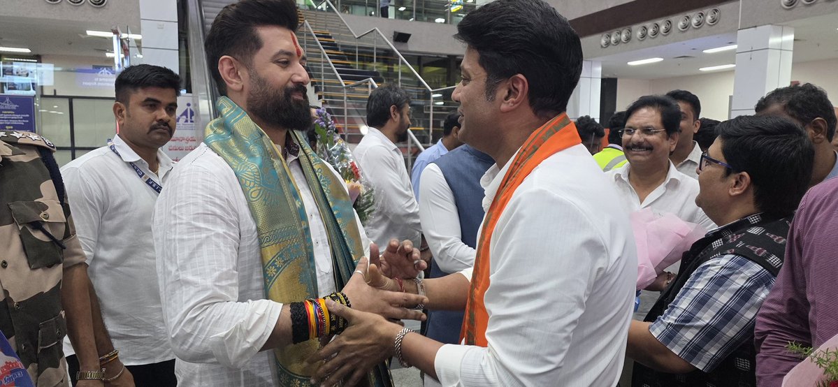 LJP4India's tweet photo. आज विशाखापट्टनम हवाई अड्डे पर पार्टी के कार्यकर्ताओं और पदाधिकारियों द्वारा राष्ट्रीय अध्यक्ष सह केंद्रीय मंत्री आदरणीय श्री @iChiragPaswan जी का भव्य स्वागत किया गया। https://t.co/q1zEIYCqt2