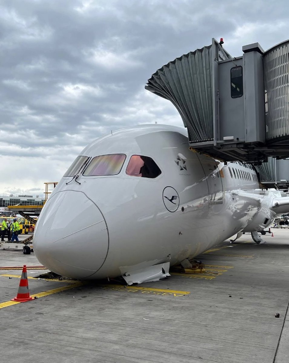 the_aviators's tweet photo. 🔴 A Lufthansa Boeing 787-9 (D-ABPQ) sustained significant damage following the collapse of its front landing gear while it was parked at the boarding gate at Frankfurt Airport. https://t.co/ILKRvMj45a
