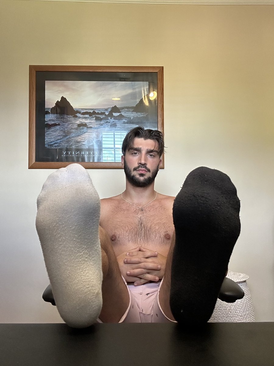 Walletkinggg's tweet photo. White or Black? https://t.co/HxlAT3HAKl