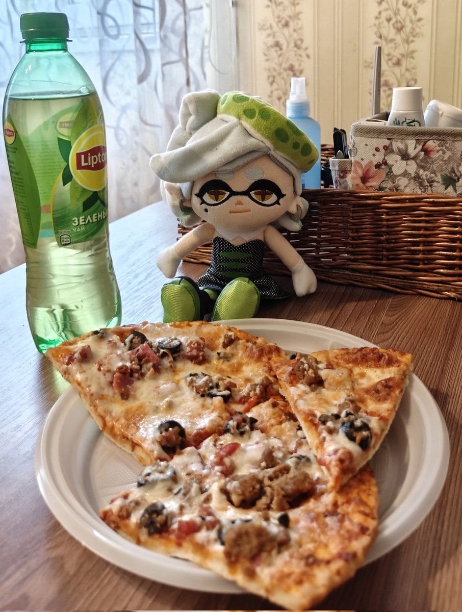 VitaNikifo92301's tweet photo. mmmmm pizza #Splatoon #Marie https://t.co/iR4d6tF8Hf
