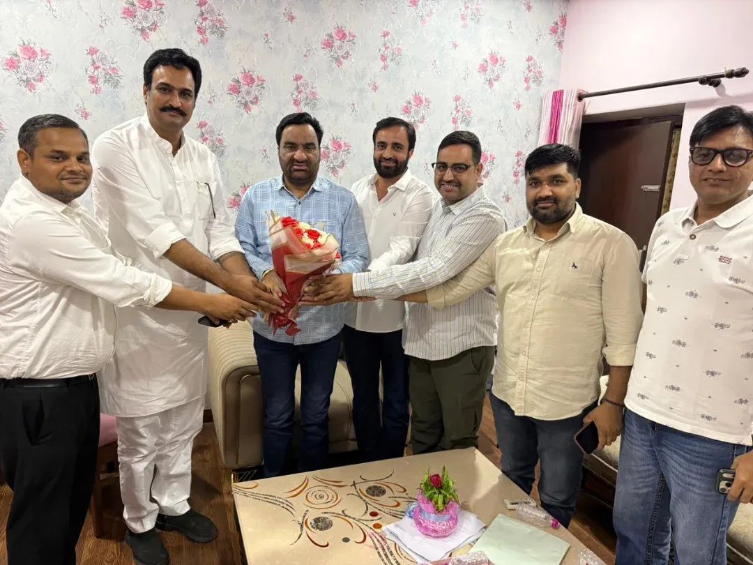 teamdrshravan's tweet photo. संघर्ष की जीत केवल एक व्यक्ति की नहीं, बल्कि पूरी टीम की मेहनत, समर्पण और विश्वास की जीत होती है।

रिहाई के पश्चात आज नागौर सांसद श्री हनुमान जी बेनीवाल से शिष्टाचार मुलाकात कर पूरे घटनाक्रम पर चर्चा की। संघर्ष के इस दौर में उनका समर्थन, मार्गदर्शन और विश्वास निरंतर प्रेरणा देता रहा।

इस कठिन समय में अधिवक्ता सुनील नेहरा जी, उमेश चौधरी जी, बलराम जाखड़ जी, नरेश जाखड़ जी, रोहित कुमार माचवाल जी, सुशील जी मंगावा, ओमप्रकाश चौधरी जी सहित पूरी टीम ने एकजुट होकर हर स्तर पर मजबूती से साथ निभाया। संघर्ष के प्रत्येक पड़ाव पर आप सभी का समर्पण, सहयोग और विश्वास इस लड़ाई की सबसे बड़ी ताकत रहा। आप सभी का हृदय से आभार।

साथ ही उन सभी युवाओं, किसानों, शुभचिंतकों एवं आमजन का भी धन्यवाद, जिन्होंने हर परिस्थिति में अपना समर्थन और आशीर्वाद दिया। यह लड़ाई किसी व्यक्ति विशेष की नहीं, बल्कि जनता की आवाज़, युवाओं के अधिकारों और सामाजिक न्याय के लिए थी।

संघर्ष के दिनों ने एक बात और स्पष्ट कर दी कि जब उद्देश्य जनहित का हो, तो साथ चलने वालों की ताकत किसी भी चुनौती से बड़ी होती है।

✊ जनता का विश्वास, साथियों का समर्पण और सत्य की शक्ति ही मेरी सबसे बड़ी पूंजी है। जनहित की यह लड़ाई आगे भी पूरी निष्ठा और मजबूती के साथ जारी रहेगी।

– डॉ. श्रवण चौधरी
#DrShravanChoudhary #HanumanBeniwal #RLP #जनसंघर्ष #सत्य_की_जीत  @drshravanosian