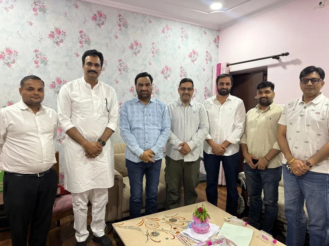 teamdrshravan's tweet photo. संघर्ष की जीत केवल एक व्यक्ति की नहीं, बल्कि पूरी टीम की मेहनत, समर्पण और विश्वास की जीत होती है।

रिहाई के पश्चात आज नागौर सांसद श्री हनुमान जी बेनीवाल से शिष्टाचार मुलाकात कर पूरे घटनाक्रम पर चर्चा की। संघर्ष के इस दौर में उनका समर्थन, मार्गदर्शन और विश्वास निरंतर प्रेरणा देता रहा।

इस कठिन समय में अधिवक्ता सुनील नेहरा जी, उमेश चौधरी जी, बलराम जाखड़ जी, नरेश जाखड़ जी, रोहित कुमार माचवाल जी, सुशील जी मंगावा, ओमप्रकाश चौधरी जी सहित पूरी टीम ने एकजुट होकर हर स्तर पर मजबूती से साथ निभाया। संघर्ष के प्रत्येक पड़ाव पर आप सभी का समर्पण, सहयोग और विश्वास इस लड़ाई की सबसे बड़ी ताकत रहा। आप सभी का हृदय से आभार।

साथ ही उन सभी युवाओं, किसानों, शुभचिंतकों एवं आमजन का भी धन्यवाद, जिन्होंने हर परिस्थिति में अपना समर्थन और आशीर्वाद दिया। यह लड़ाई किसी व्यक्ति विशेष की नहीं, बल्कि जनता की आवाज़, युवाओं के अधिकारों और सामाजिक न्याय के लिए थी।

संघर्ष के दिनों ने एक बात और स्पष्ट कर दी कि जब उद्देश्य जनहित का हो, तो साथ चलने वालों की ताकत किसी भी चुनौती से बड़ी होती है।

✊ जनता का विश्वास, साथियों का समर्पण और सत्य की शक्ति ही मेरी सबसे बड़ी पूंजी है। जनहित की यह लड़ाई आगे भी पूरी निष्ठा और मजबूती के साथ जारी रहेगी।

– डॉ. श्रवण चौधरी
#DrShravanChoudhary #HanumanBeniwal #RLP #जनसंघर्ष #सत्य_की_जीत  @drshravanosian