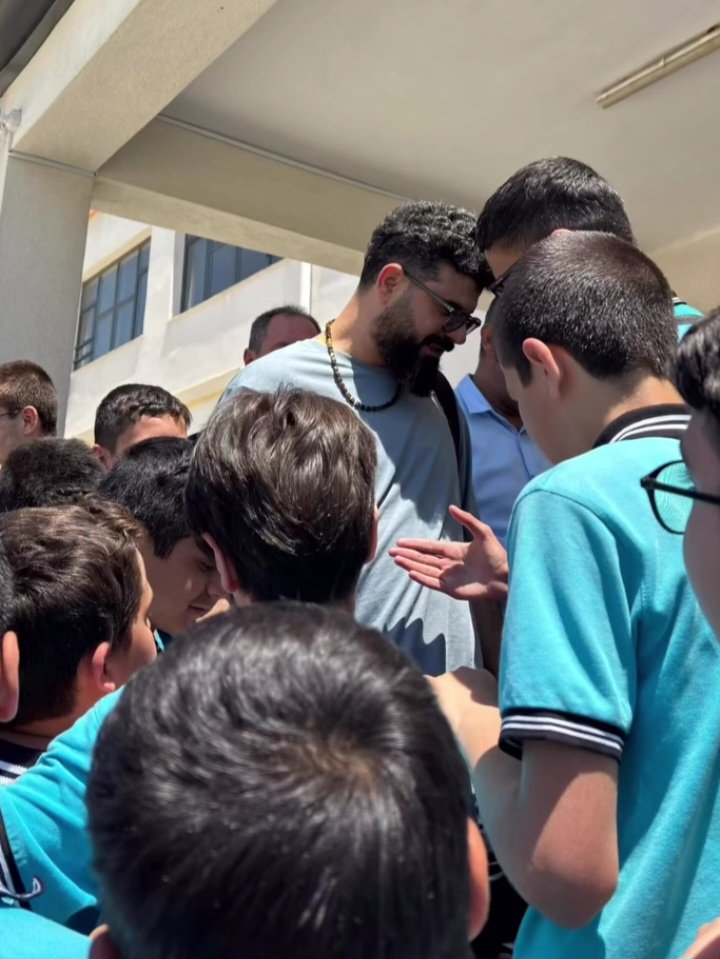 dsksdergi's tweet photo. Seslendirdiği eserlerle milyonların sevgisini kazanan Fadıl Aydın, Gaziantep'te gerçekleştirdiği okul ziyaretleri kapsamında öğrencilerle bir araya geldi.

Minik hayranlarının yoğun ilgisiyle karşılanan Aydın, öğrencilerle sohbet ederek onlarla keyifli vakit geçirdi.

#gaziantep https://t.co/PjST4Zj2Nl