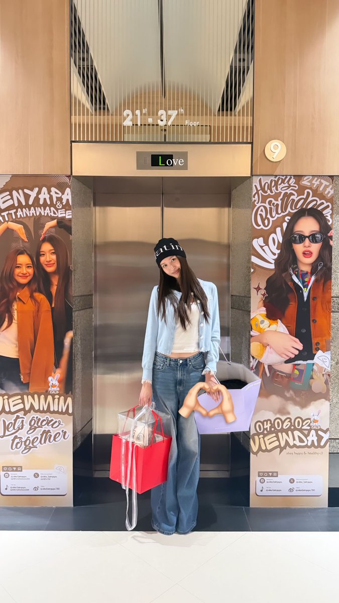 heremeloud's tweet photo. Oh the beanie was also a gift from Mim, and View put it on so fast??? Then carried Mim’s cake and took a photo in front of the fan project???? And “love”????? https://t.co/UV5AVxz9RU