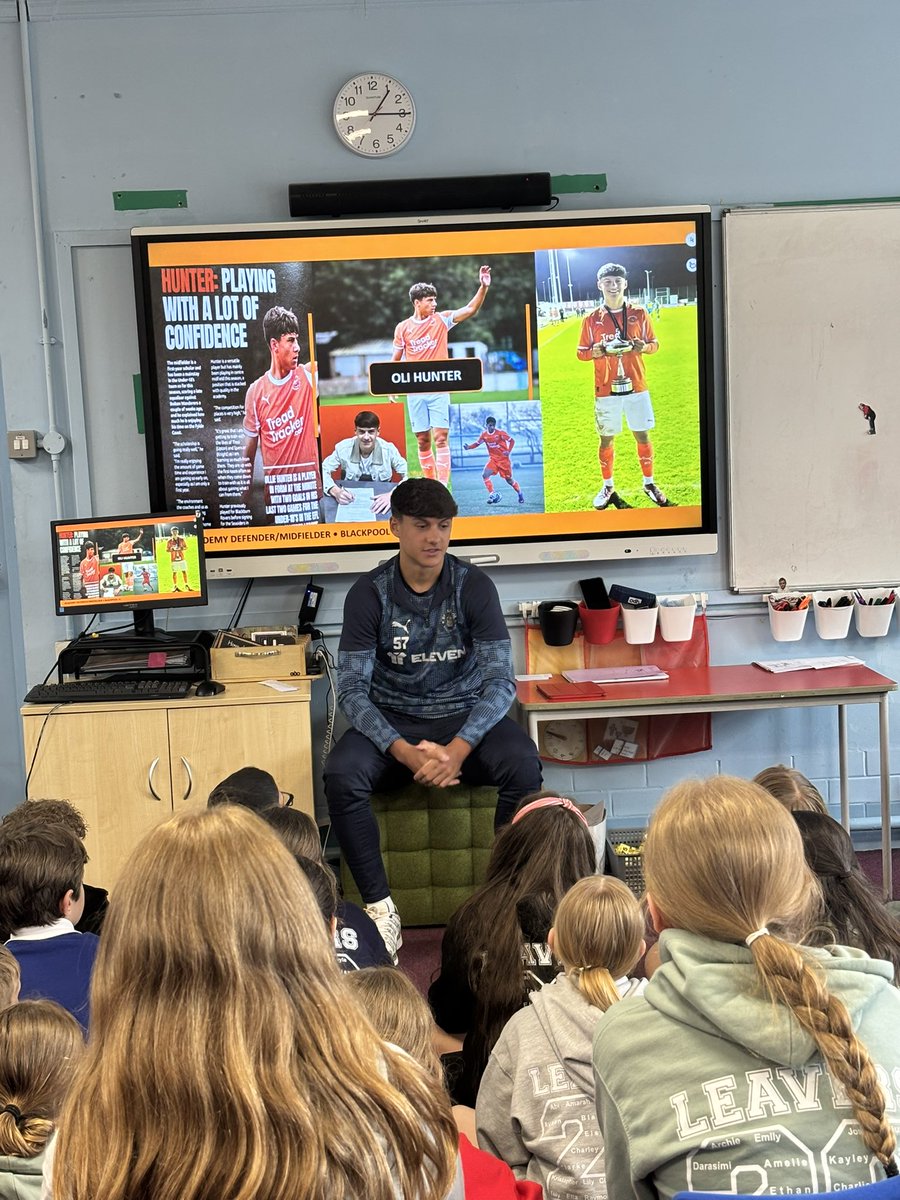 Avondale_Darwen's tweet photo. 📸 🤩 It was fantastic today to welcome back one of our former pupils Oli Hunter who now plays football for Blackpool FC ⚽️. Oli spent the afternoon in school taking part in a Q &amp; A session with Yr 6 &amp; helped the athletics team with brilliant support &amp; advice at Witton Park 🙌🏻😊 https://t.co/6u3LRiWbaE