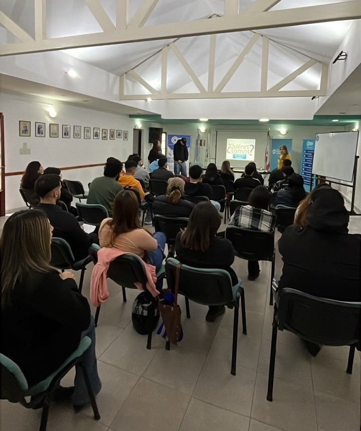 SecEmpleoLR's tweet photo. Los chicos del Programa Empleo Joven continúan capacitándose🤩

A través de "El arte de crear clientes felices", siguen incorporando herramientas y aprendizajes para su desarrollo laboral.

🤝Gracias al Centro Comercial e Industrial de La Rioja por acompañar esta experiencia. https://t.co/fEmbWywpcH