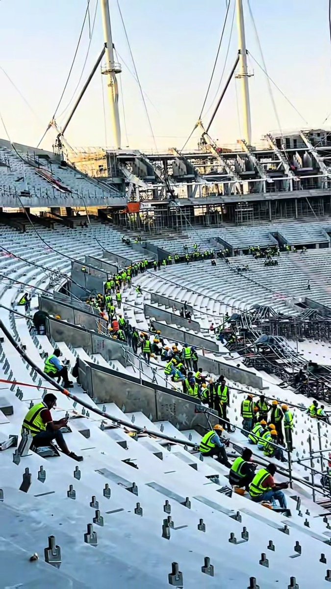 stadiumscorner's tweet photo. مشروع تطوير ملعب مدينة الملك فهد الرياضية 

أعمال متواصلة لربط حلقة السقف عبر كيابل الشد الفولاذية ونلاحظ بالصور نزول كيابل باللون الأسود من أعلى المدرجات للأسفل ( حلقة التجميع) ✅️

مع إستمرار أعمال تركيب قواعد تثبيت المقاعد ✅️

يعمل حاليا بالمشروع أكثر من 13 ألف عامل على مدار الساعة وتم تحقيق أكثر من 26مليون ساعة عمل أمنة
بقادة شركة بن لادن السعودية المقاول المنفذ للمشروع 
#زاوية_الملاعب