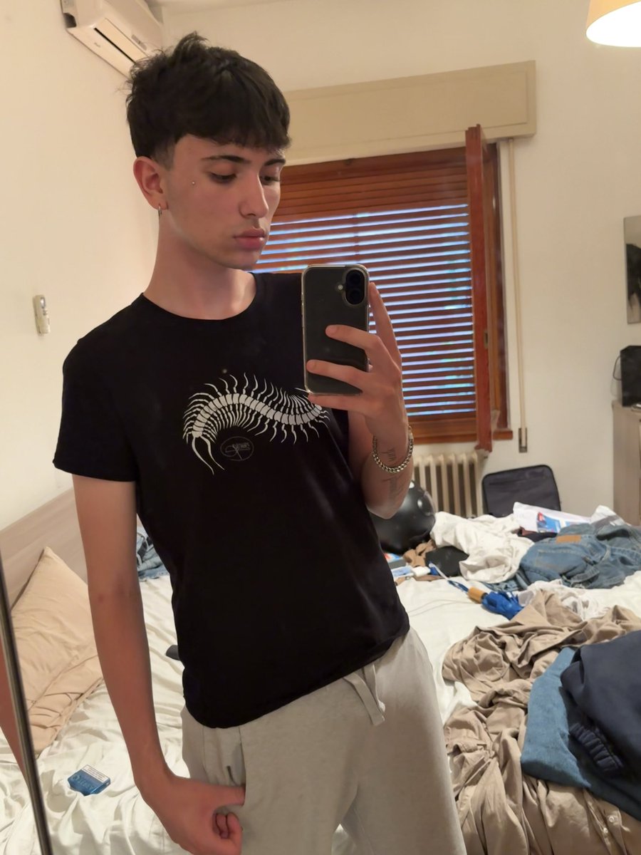 nowayedo's tweet photo. la mia mente è in disordine come camera mia bye https://t.co/sl4zxtVQIZ