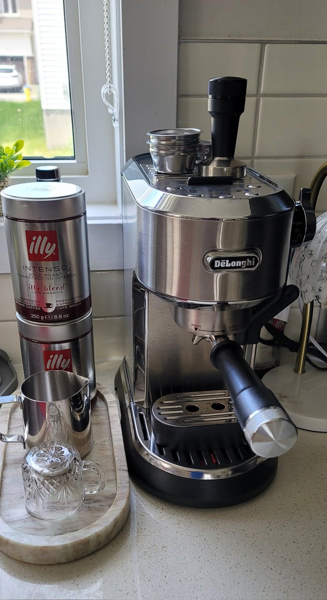 ASHAKURHUSSEIN's tweet photo. We say ALHAMD LILLAH for another Special Day, another year, in this world.

Started the day off in a very TRADITIONAL way. Great vibes over good coffee.

Did you know that every good coffee blend has something #KENYAN 🇰🇪 about it! https://t.co/5DVmscRGtI