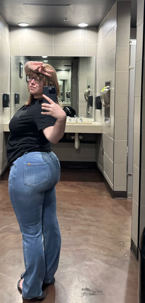 crestepTTV's tweet photo. you could never hurt my feelings when my ass looks like this https://t.co/ZRPvIHsb24