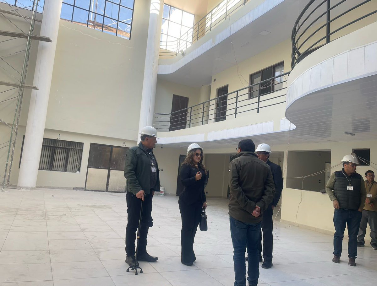 TSEBolivia's tweet photo. #Evaluación | La vicepresidenta del TSE, Ximena Camacho, y vocales del TED Chuquisaca evaluaron el avance de las obras de refacción de la infraestructura institucional e inspeccionaron los ambientes intervenidos para garantizar mejores condiciones de atención a la ciudadanía. https://t.co/Aie0S8NUqQ