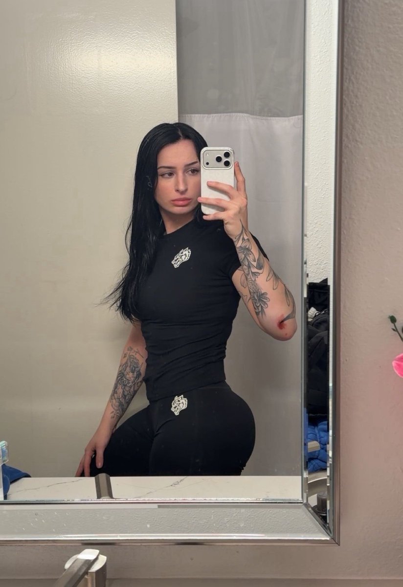 maddyalivia's tweet photo. Hella love https://t.co/bxAsr1kfAc