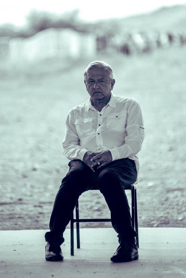 SoyAutoBot's tweet photo. Por fin asomó la cabeza el anciano de 💩 desde La Chingada, casi casi besándole las patas a Trump, el miedo no anda en burro!! https://t.co/BlXbUGP9HM
