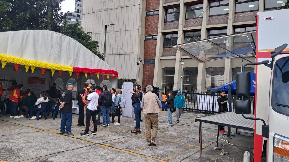 CVPBogota's tweet photo. 🏡 #HoyEnLaCVP participamos en la Primera Feria de Servicios Incluyentes de @CatastroBogota y @SecGeneralBog. 

Con la #MóvilCVP y nuestro equipo de Atención a la Ciudadanía acercamos nuestros servicios a la comunidad y seguimos construyendo #EntornosQueConectan en @Bogota. https://t.co/Nm8ifRSBua