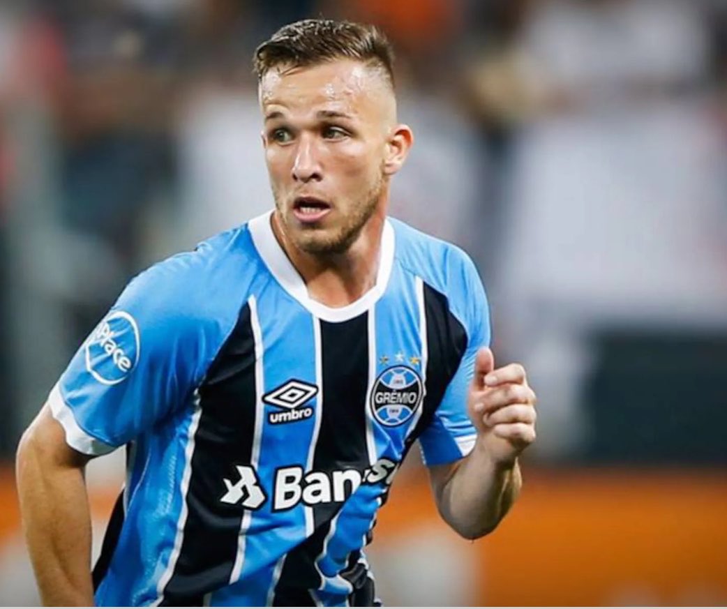 FREDSIINCERO's tweet photo. 🚨Fluminense tem interesse na contratação do volante Arthur atualmente no Grêmio, jogador está emprestado pela Juventus-ITA. 

Segundo o jornalista do Raiz Tricolor apurou, o Fluminense avançou na negociação.

🗞️ @gabrielamaralll https://t.co/5CENw4yZTD