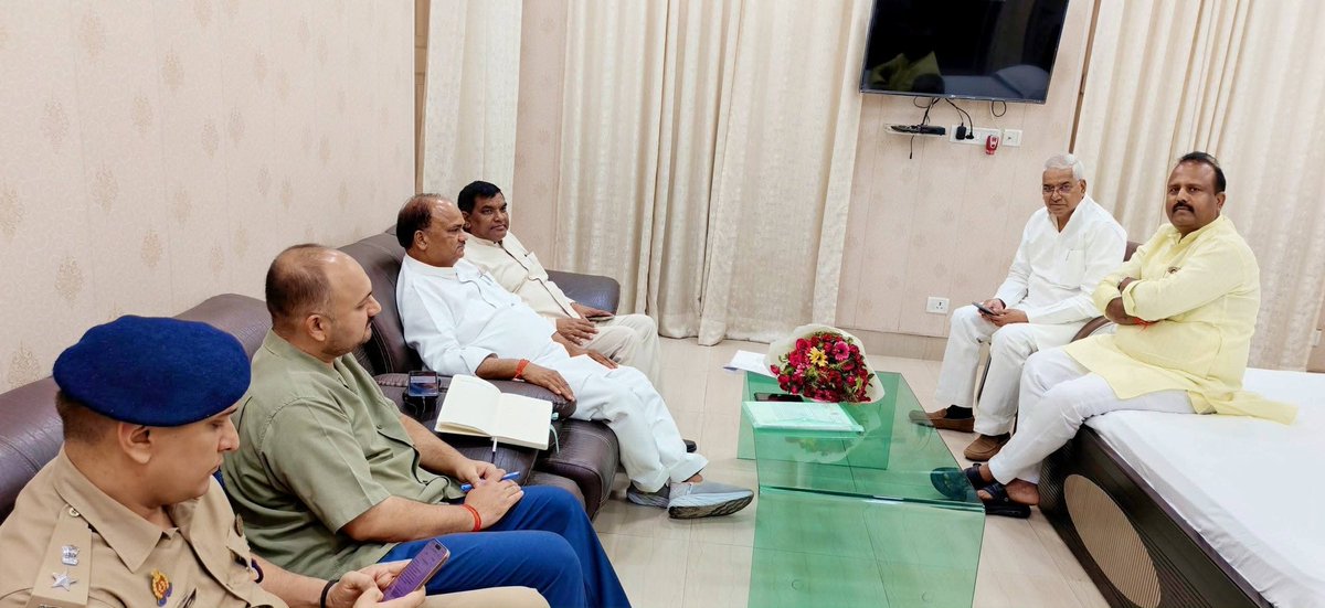 ashishksbjp's tweet photo. नव नियुक्त प्रभारी मंत्री एवं उत्तर प्रदेश सरकार के चिकित्सा, स्वास्थ्य एवं परिवार कल्याण राज्य मंत्री आदरणीय श्री राजा मयंकेश्वर शरण सिंह जी के जनपद प्रतापगढ़ प्रथम आगमन पर आयोजित कोर कमेटी की बैठक में उपस्थित रहा l 
#bjpindia #BJPUttarPradesh https://t.co/QoIgg9uqR7