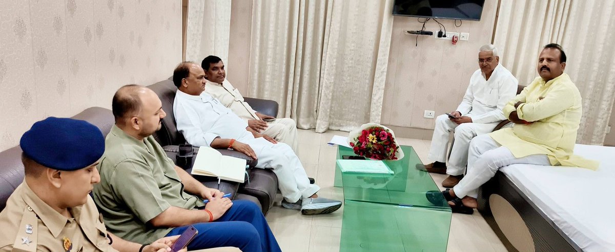 ashishksbjp's tweet photo. नव नियुक्त प्रभारी मंत्री एवं उत्तर प्रदेश सरकार के चिकित्सा, स्वास्थ्य एवं परिवार कल्याण राज्य मंत्री आदरणीय श्री राजा मयंकेश्वर शरण सिंह जी के जनपद प्रतापगढ़ प्रथम आगमन पर आयोजित कोर कमेटी की बैठक में उपस्थित रहा l 
#bjpindia #BJPUttarPradesh https://t.co/QoIgg9uqR7