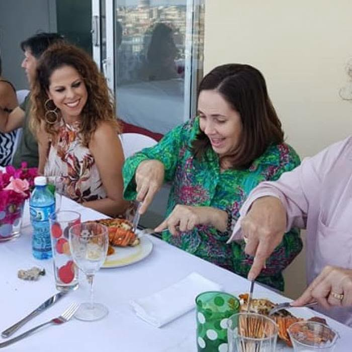 CubaOrtografia's tweet photo. ¿Se acuerdan de esta foto? Es de 2018.

En ella, se puede ver a Mariela Castro, hija de Raúl Castro, junto a la cantante española Pastora Soler. En cualquier parte del mundo, y en cualquier otro contexto, la foto no tendría relevancia.

¿Qué puede haber de noticia en varias personas degustando unas langostas? Pero no se trata de otra parte del mundo. Es Cuba, ese mismo país que prohibió por decreto y por racionamiento ideológico el pescado y todos los productos del mar. Da igual que fuésemos una isla. No teníamos ni sal. 

También compartió mesa y mantel la diputada transexual del PSOE, Carla Antonelli. Y repito, da igual si el viaje lo financió el contribuyente español o el régimen cubano. Ya eso sería un tema serio, pero peor es la desfachatez de las figuras gubernamentales españolas al ser tan cómplices descaradas de la dictadura castrista. 

No es que sea una simple langosta. Puede que haya gente en Perú, Bolivia o Zambia que nunca ha probado una langosta. A mí no me gusta. Paso de ella. El asunto clave no es el paladar, sino la política de Estado que encarcelaba y multaba al tipo que se tiraba de madrugada en una cámara o embarcación maltrecha a pescar algo para comer, ni siquiera para revender. El asunto clave es que siempre nos vendieron solidaridad, igualdad y paraíso a cambio de hambre, restricciones y multas. El punto clave es que un cubano de a pie, obrero, o un profesor, o un médico, tendría que seguir ahorrando cuatro vidas para tener un plato decente en su mesa mientras sigue escuchando por todas partes los discursos de Fidel Castro, las mentiras de Díaz-Canel y los lemas gastados del socialismo cubano.