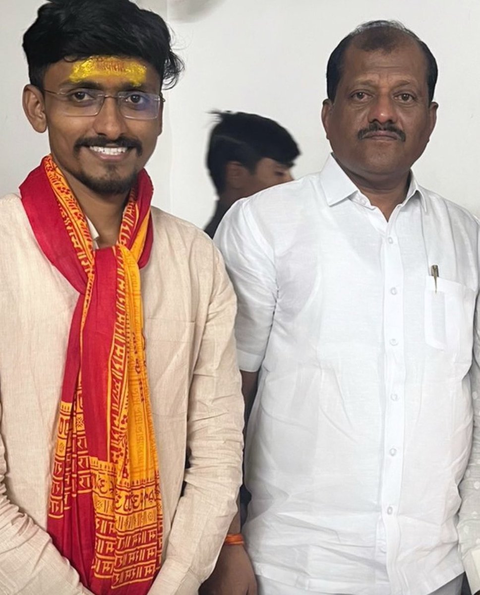 sunl0000's tweet photo. आमचे शेजारच्या जिल्हातिल  मित्र वेंकटेश देशमुख यांना जन्मदिनाच्या खूप खूप शुभेच्छा🎂💐
निरोगी आरोग्य लाभो आई तुळजाभवानी चरणी प्रार्थना 🙏
@Mee_Deshmukh https://t.co/nMHYTLUPfM
