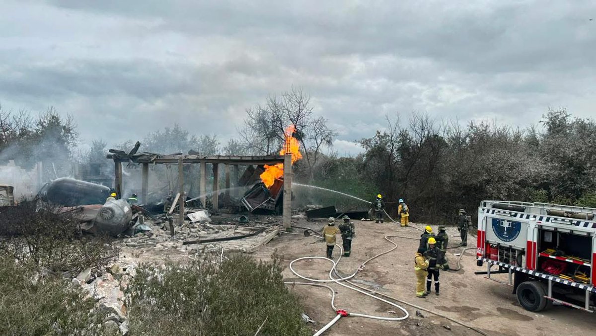linea_th's tweet photo. 💥🔥EXPL0SIÓN EN TEPEACA 
⚠️ El Gobierno de Puebla activó un Comando Unificado tras la expl0sión de cuatro autotanques de gas L.P. en Tepeaca. 

Se evacuaron aproximadamente 2 mil personas de un hospital, escuelas y viviendas aledañas como medida preventiva. https://t.co/FAKDL3wjr9