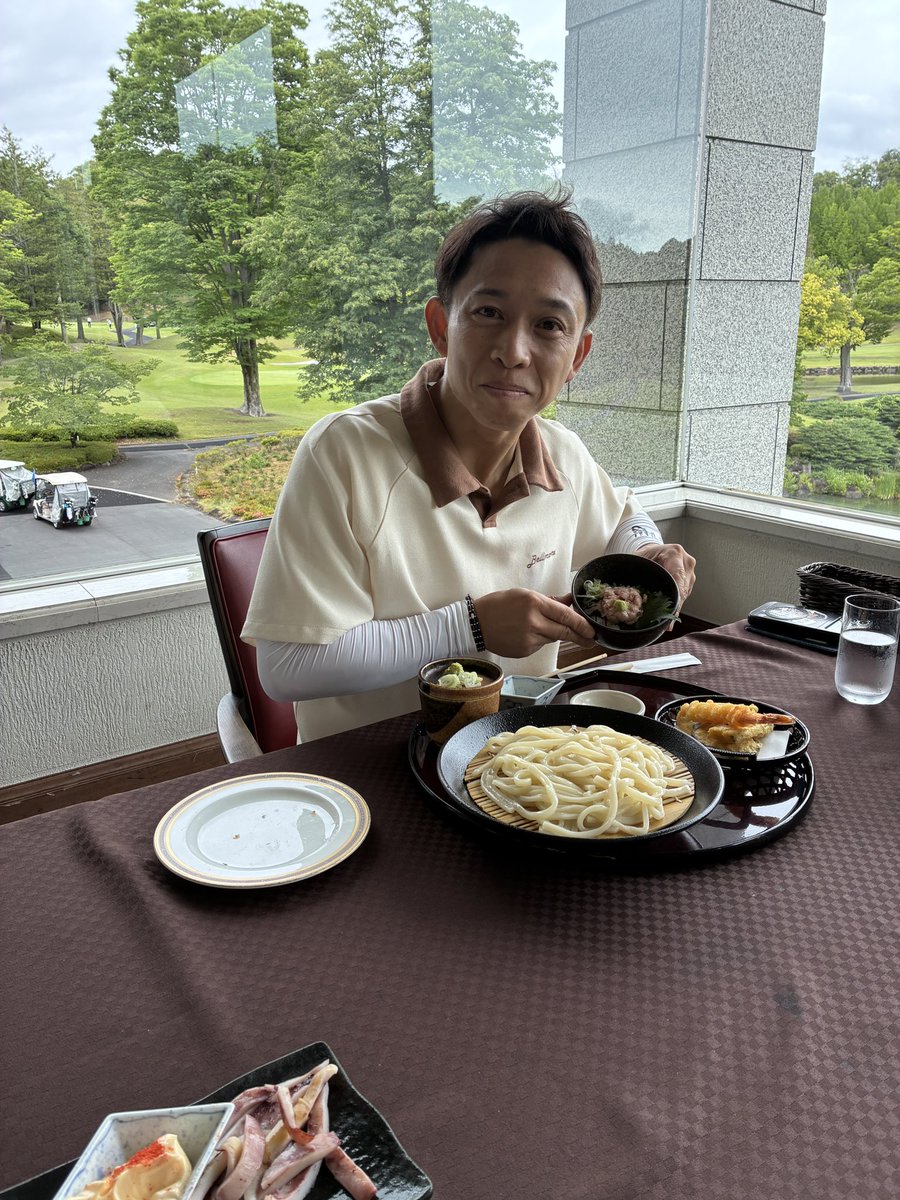 Bf6SpEfmYTuqxo7's tweet photo. 今日はボート👑毒島君とオート👑貢さんと最高みねな後輩治郎と⛳️行ってきました❣️忙しい中みなさん付き合っていただきありがとうございました🏌️‍♂️😊👍
雨も小雨程度���最高な⛳️日和でした❣️
このメンツプレミアムやね❣️❣️
#キング
#高橋貢
#毒島誠
#田村治郎
#近藤裕保
#富岡カントリークラブサウスコース https://t.co/Qn8ve9UCD9