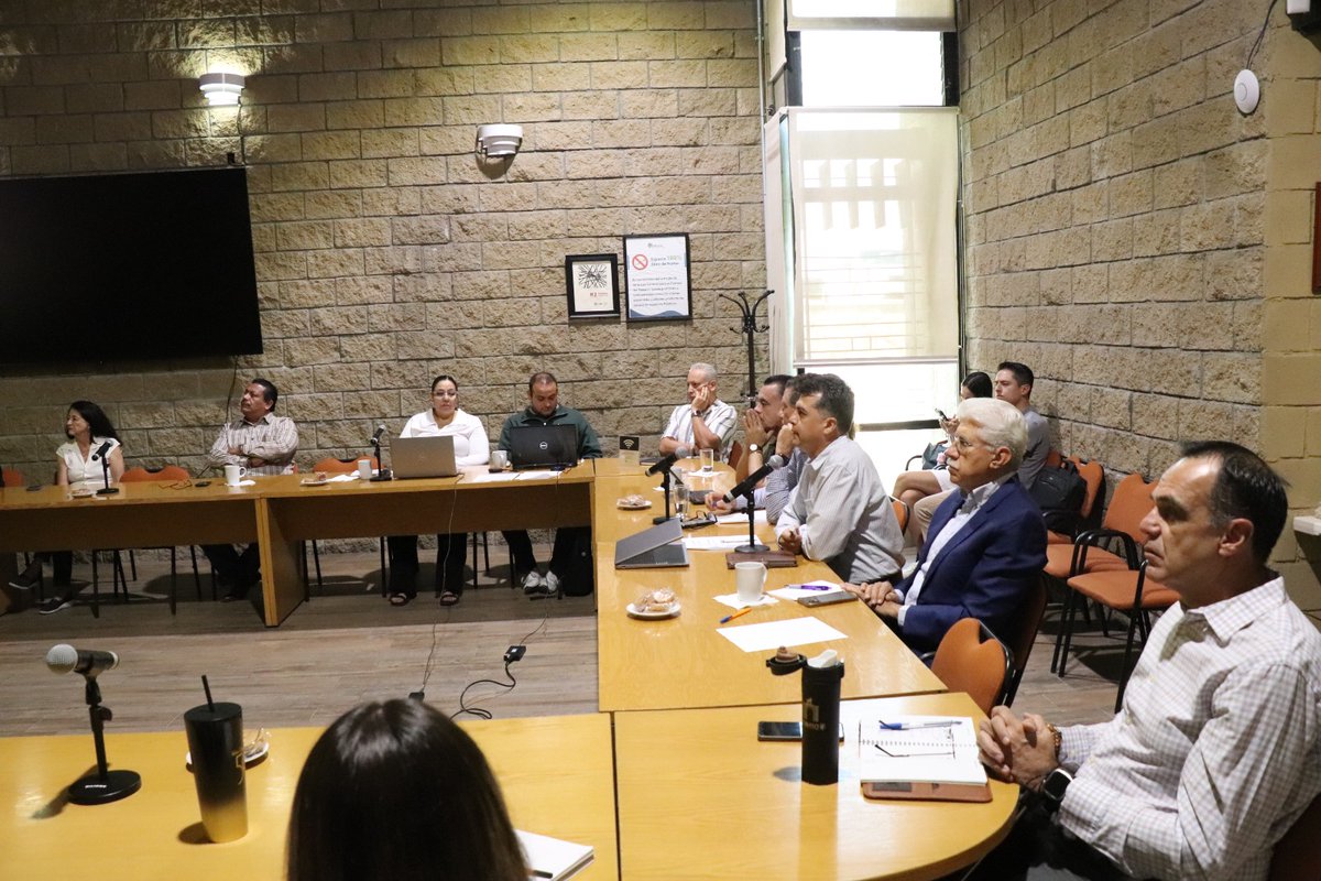 Implan_Leon's tweet photo. 📊 Asimismo, informamos sobre los avances alcanzados durante la primera reunión de la mesa técnica en materia de asentamientos irregulares, un espacio de trabajo que fortalece la coordinación y la construcción de soluciones para un desarrollo urbano más ordenado y sostenible. 🤝 https://t.co/sQAeaVUdrF