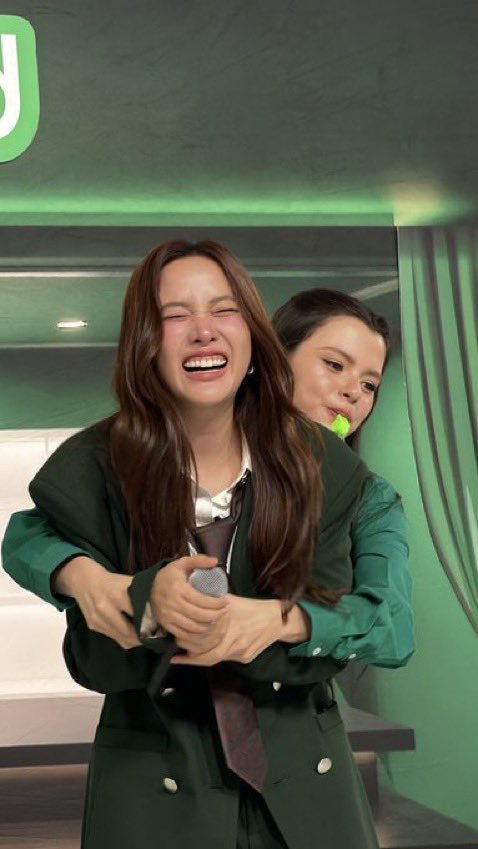 BR_Freenbecky's tweet photo. Esse é motivo do fandom FreenBecky ser tão fiel a FreenBecky: 

Não importa se elas estão focando em carreira solo ou sei lá o que, o que importa é que temos a plena convicção de que 100% das vezes que vemos elas juntas, elas estão mais conectadas, mais fortes, mais fofas, mais grudadas uma na outra 🤏🏻

E esse amor delas transborda tanto que chega até em Xique Xique 💓

É um amor por elas que não tem como abandonar ou deixar de sentir, não importa o que aconteça 🫰🏻

GRABFOOD X FREENBECKY
#GrabFoodถูกกว่าชัวร์xFreenBecky